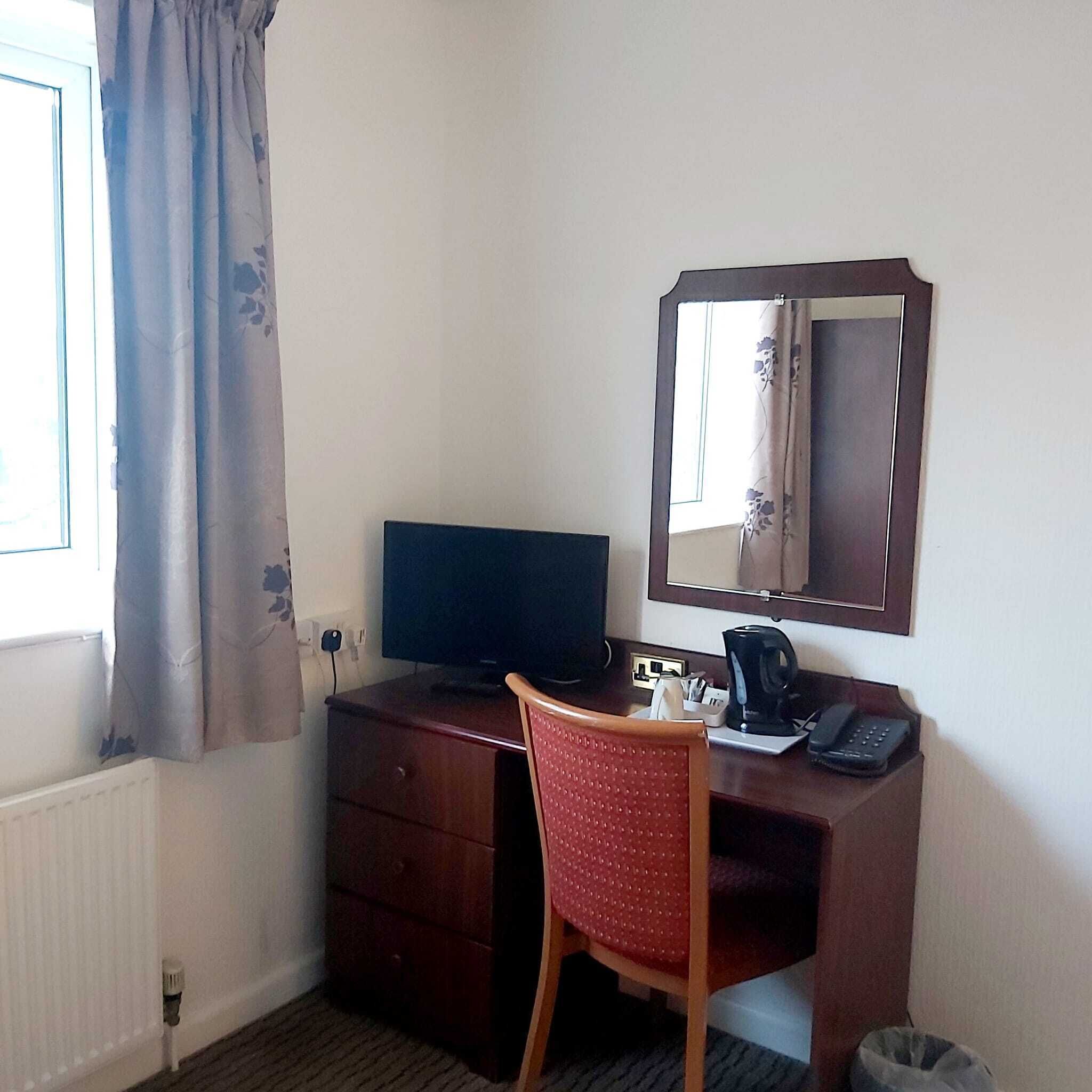 Standard Single Room, Ensuite | Desk, iron/ironing board, bed sheets