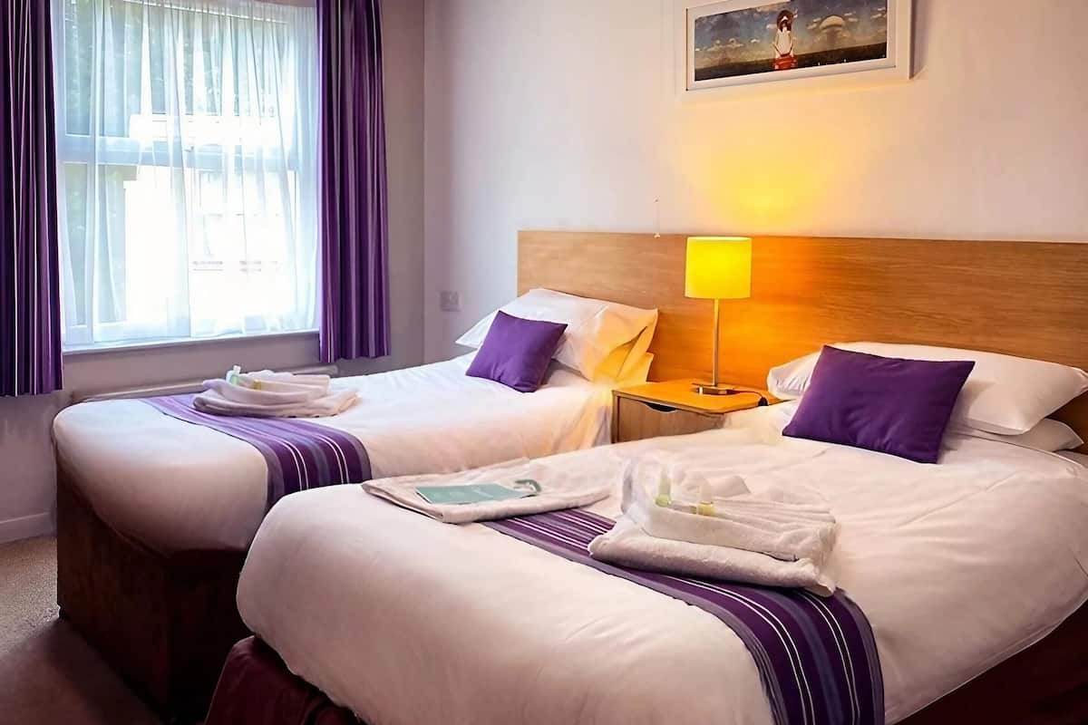 Standard-Zweibettzimmer, mit Bad (Twin Standard Room) | 1 Schlafzimmer, Schreibtisch, Bügeleisen/Bügelbrett, Bettwäsche