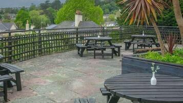 Serveert ontbijt, lunch en diner