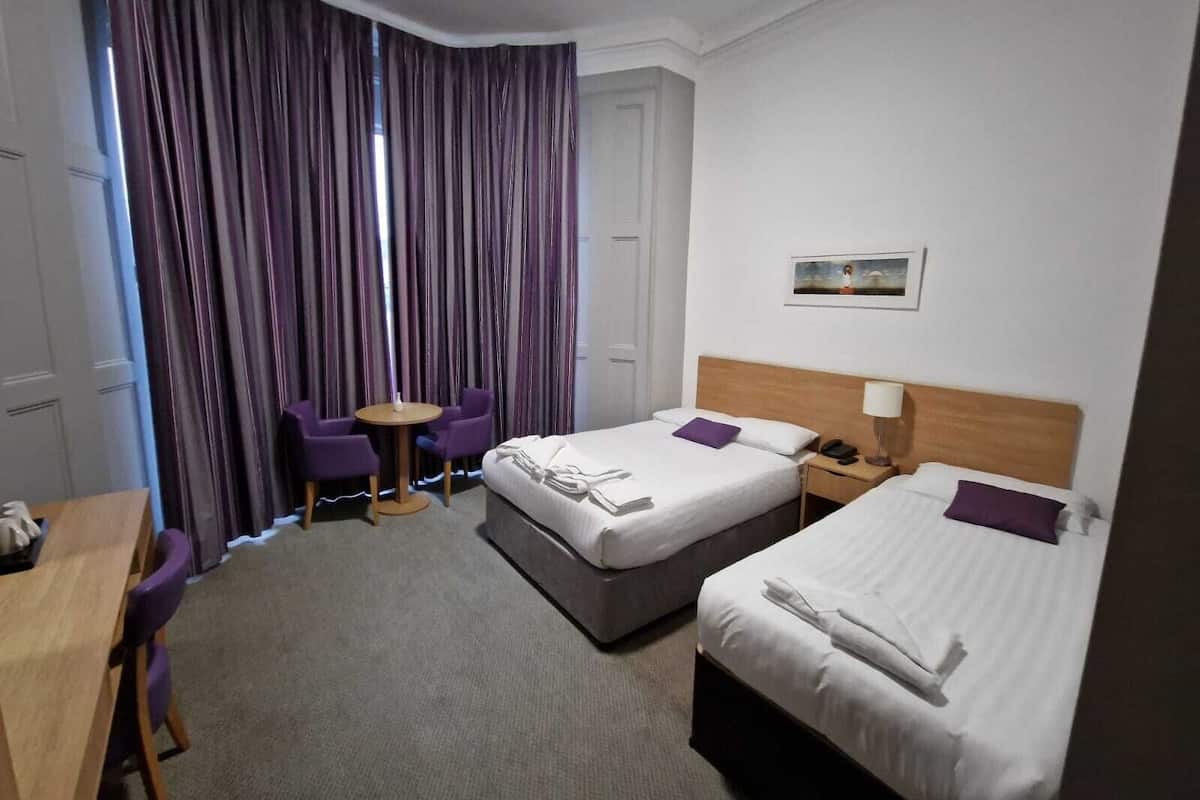 Standard-Doppelzimmer, barrierefrei, mit Bad | 1 Schlafzimmer, Schreibtisch, Bügeleisen/Bügelbrett, Bettwäsche