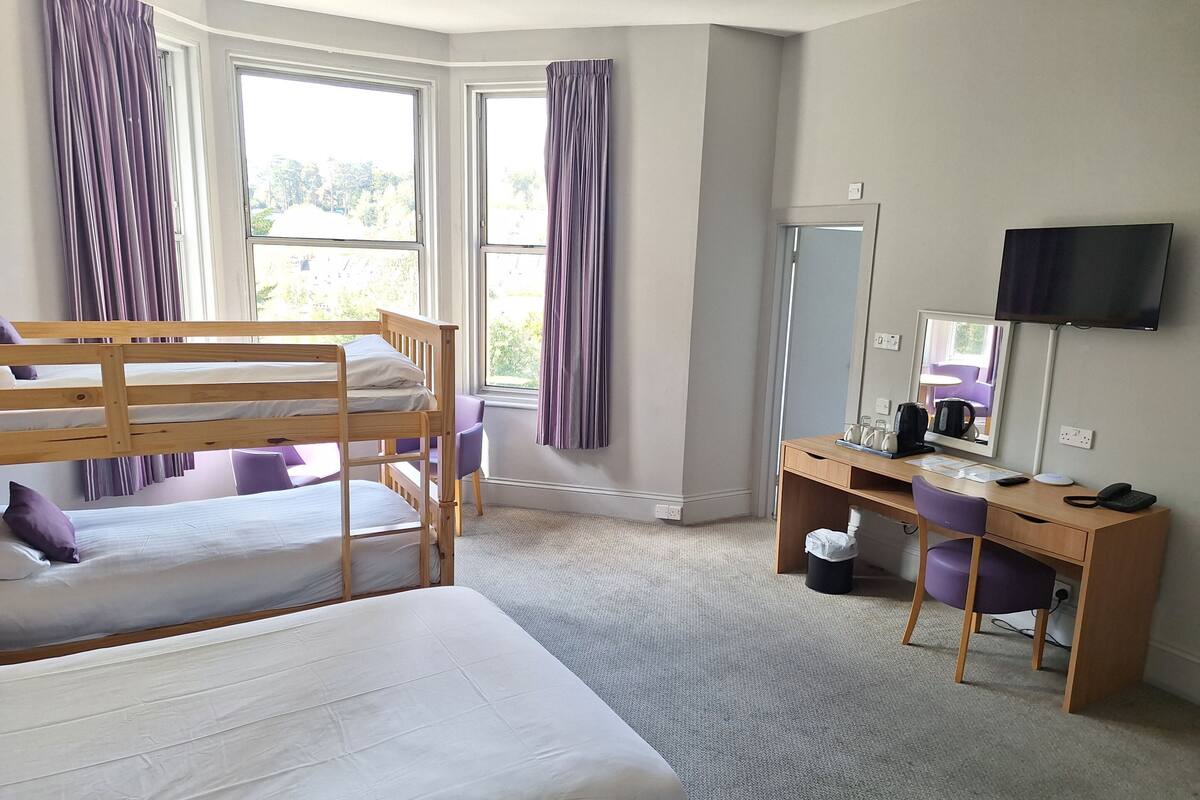 Suite, Ensuite | Desk, iron/ironing board (on request), bed sheets