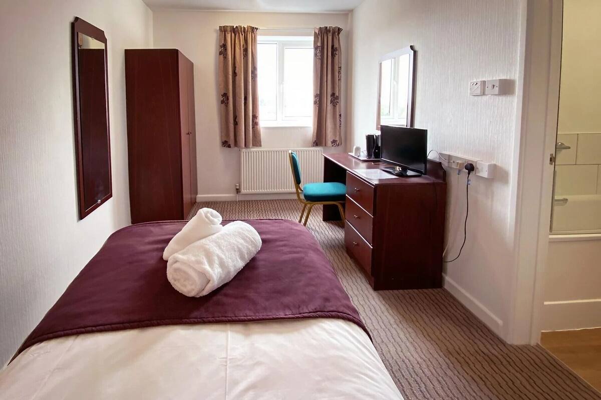 Standard Single Room, Ensuite | Desk, iron/ironing board (on request), bed sheets