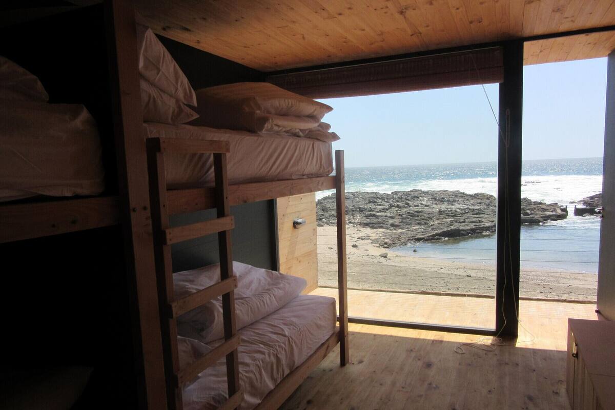 Ropa de cama de alta calidad y caja de seguridad en la habitación 