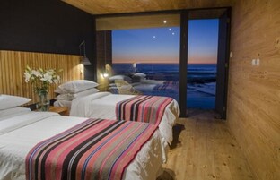 Ropa de cama de alta calidad y caja de seguridad en la habitación 