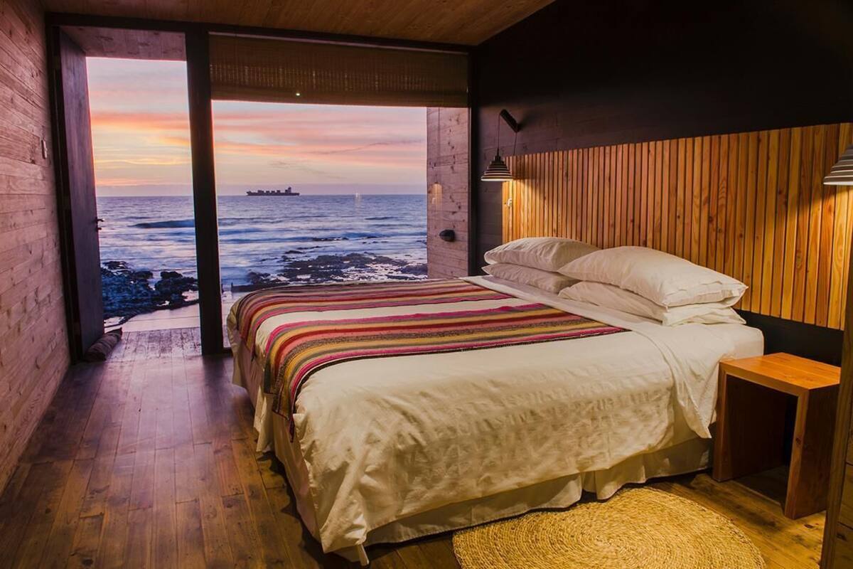 Ropa de cama de alta calidad y caja de seguridad en la habitación 