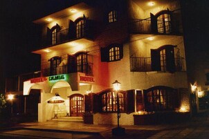 Fachada de la propiedad por la tarde o noche