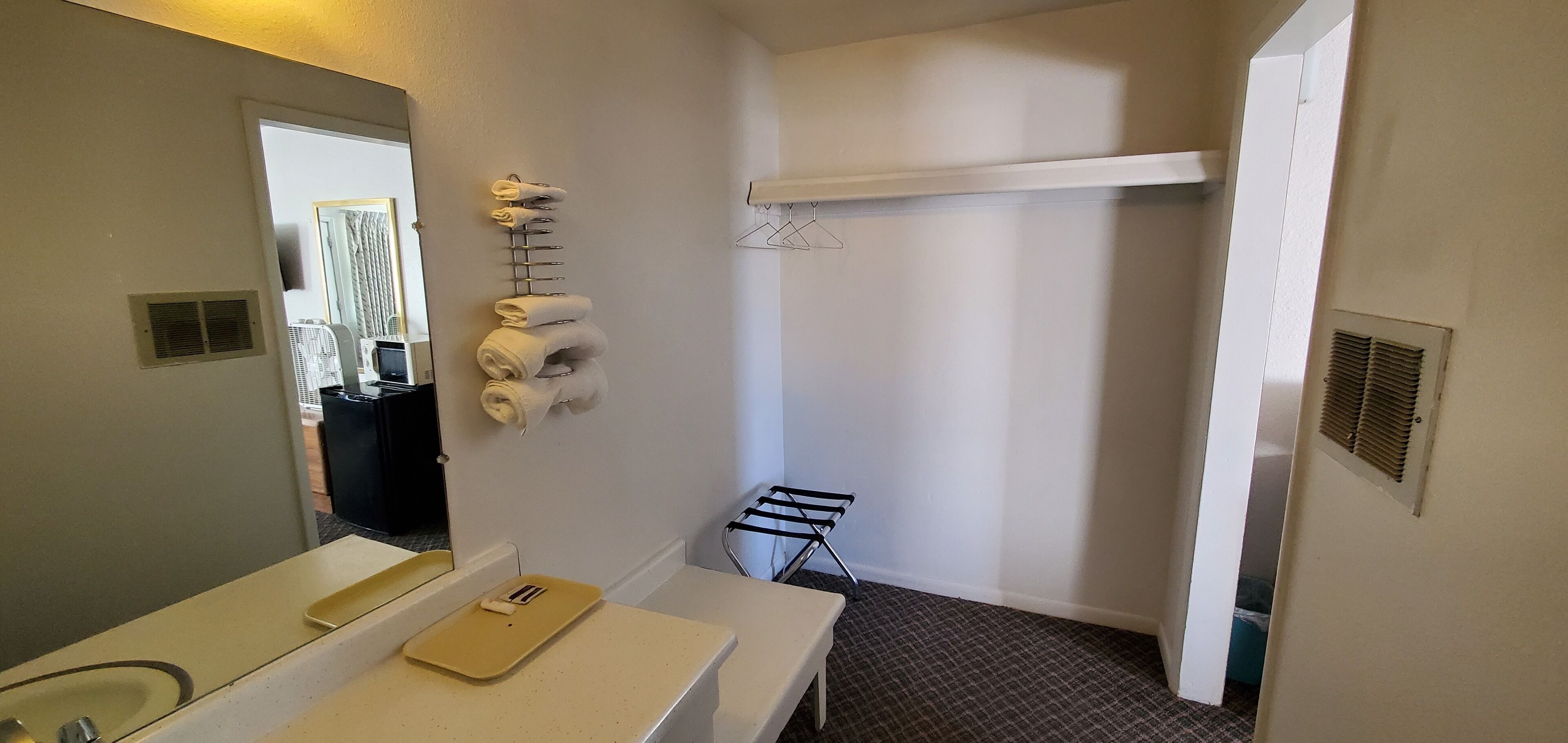 Combined shower/tub, towels