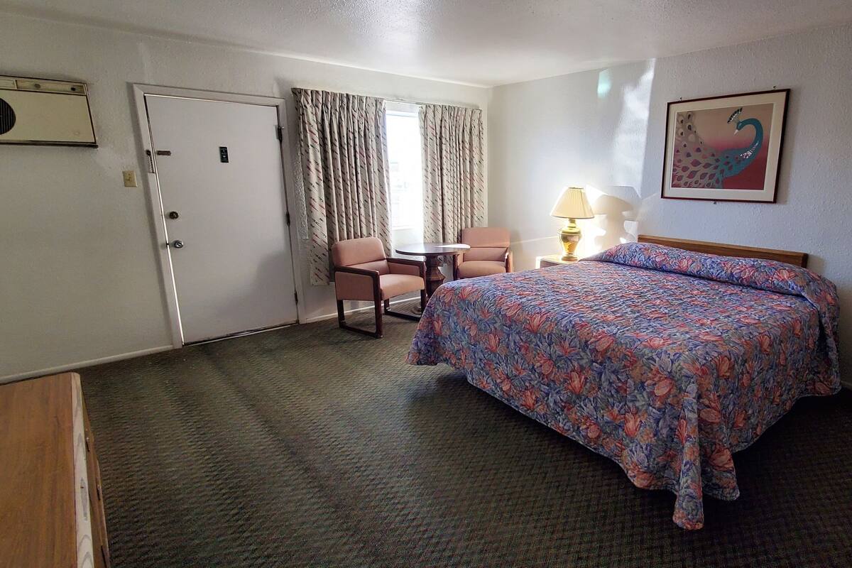 Room, 1 King Bed | Free WiFi, bed sheets