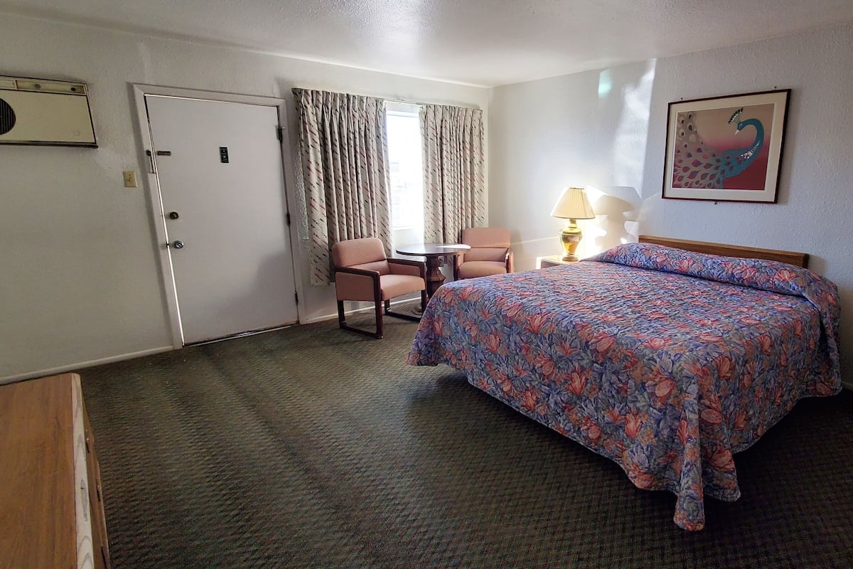 Zimmer, 1 King-Bett | Kostenloses WLAN, Bettwäsche