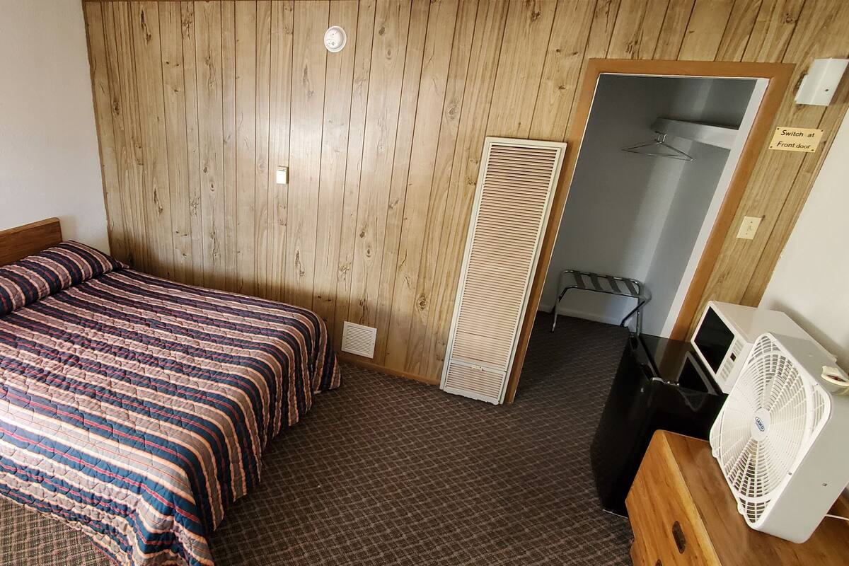 Room, 1 Queen Bed | Free WiFi, bed sheets