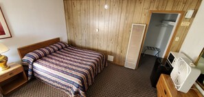 Room, 1 Queen Bed | Free WiFi, bed sheets - Budget Inn (Gallup)