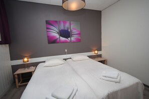 Habitación doble | Escritorio, tabla de planchar con plancha, wifi gratis y ropa de cama