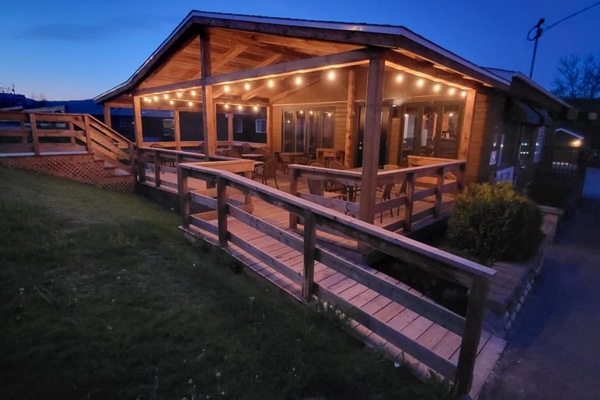 Frokost, lunsj og middag serveres, lokale retter