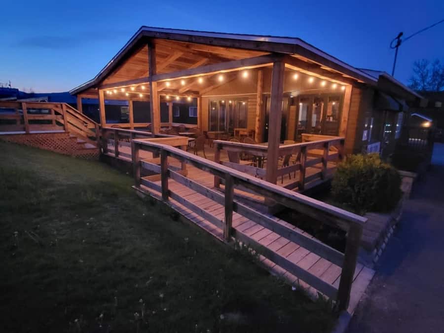 Frokost, lunsj og middag serveres, lokale retter