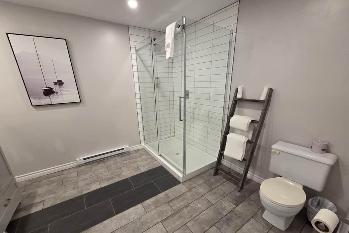 Superior Room, 1 Queen Bed | Bathroom