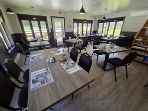 Breakfast, lunch, dinner served; local cuisine - Motel Le Riviera (La Malbaie)