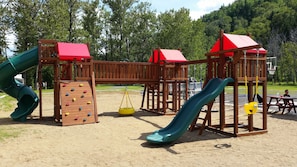 Children's play area - outdoor - Motel Le Riviera (La Malbaie)