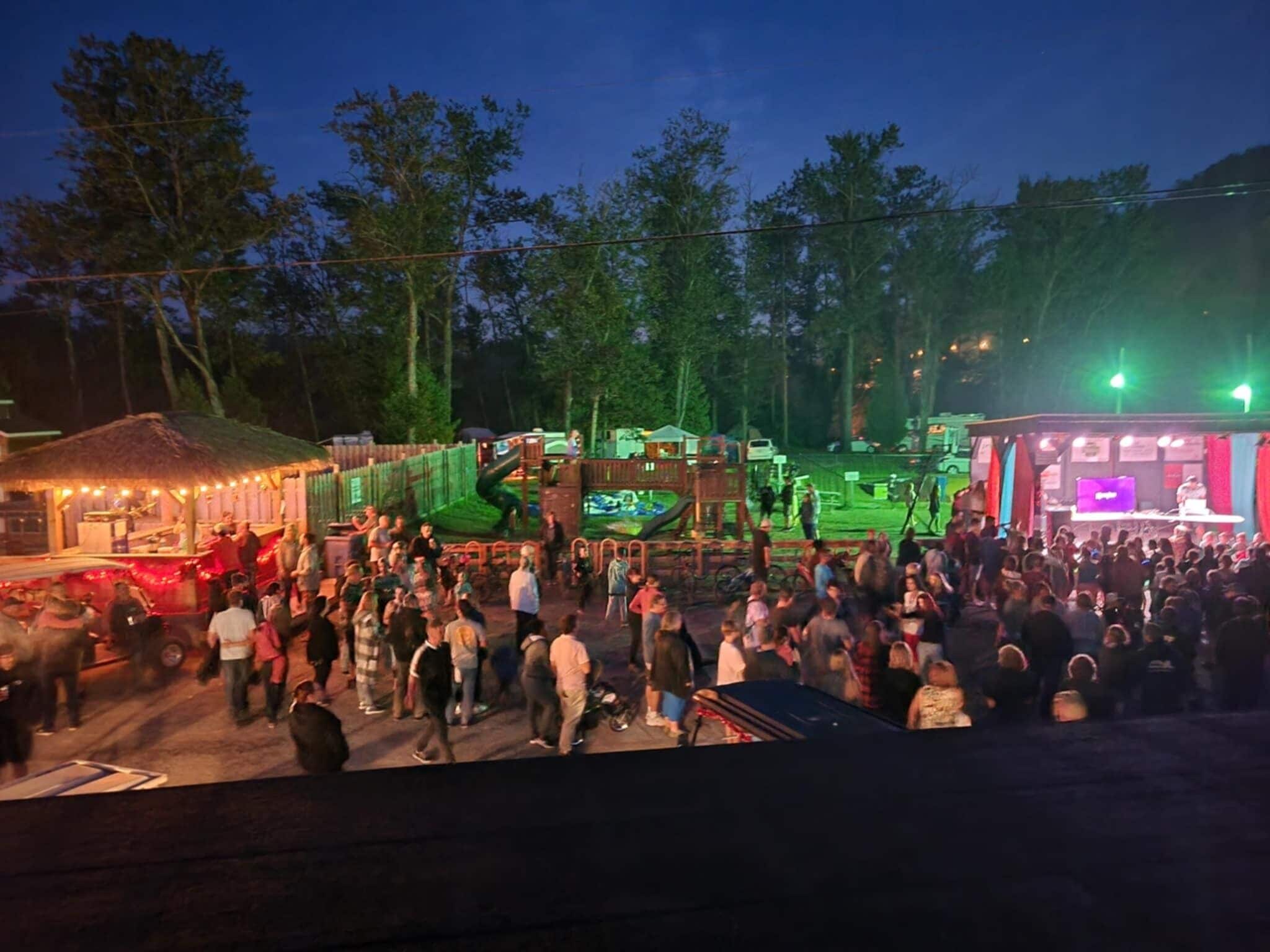 Ein belebtes Freiluft-Event mit Bühne und Essensständen.