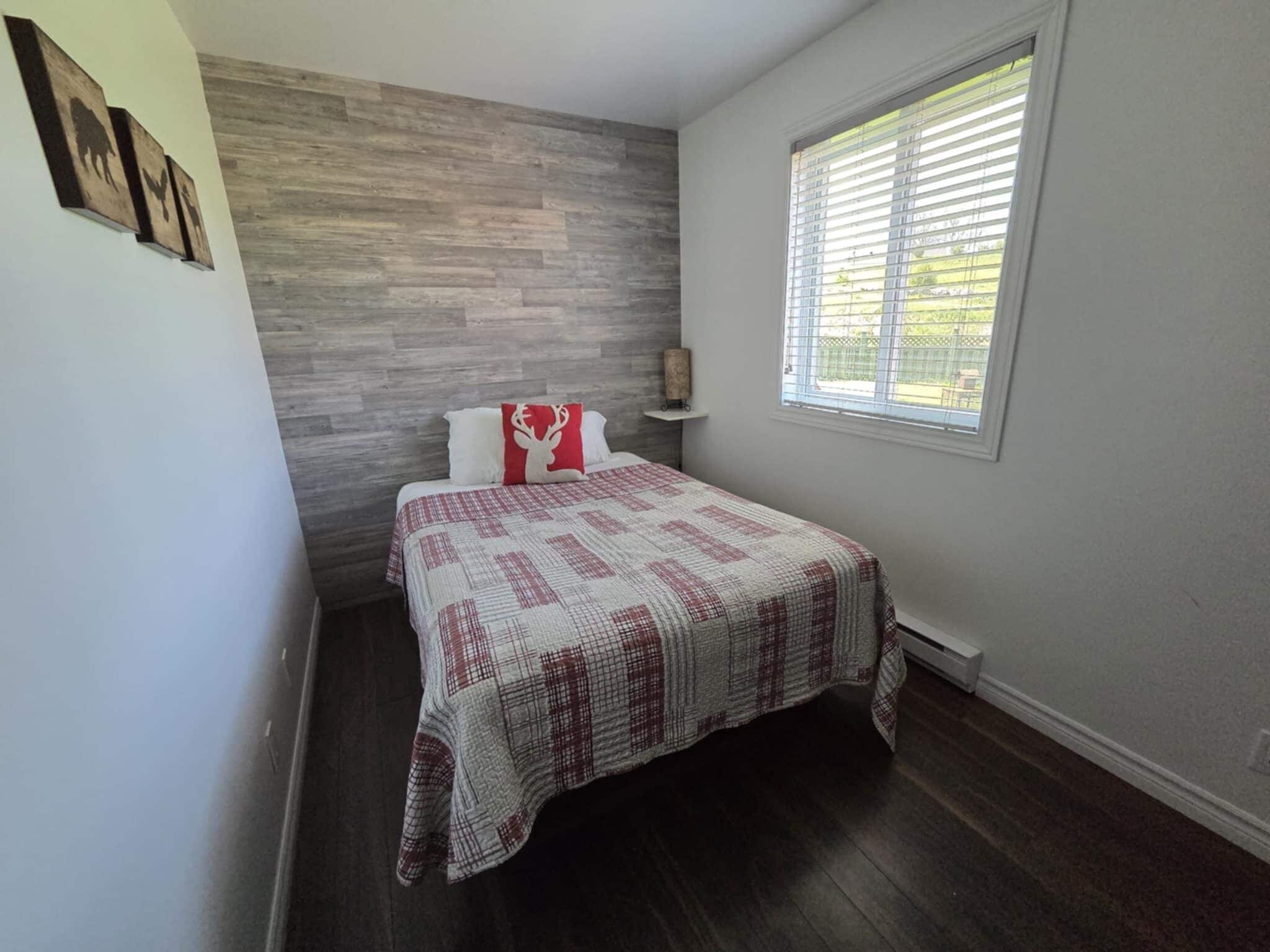 Escritorio, cortinas blackout y sistema de insonorización 