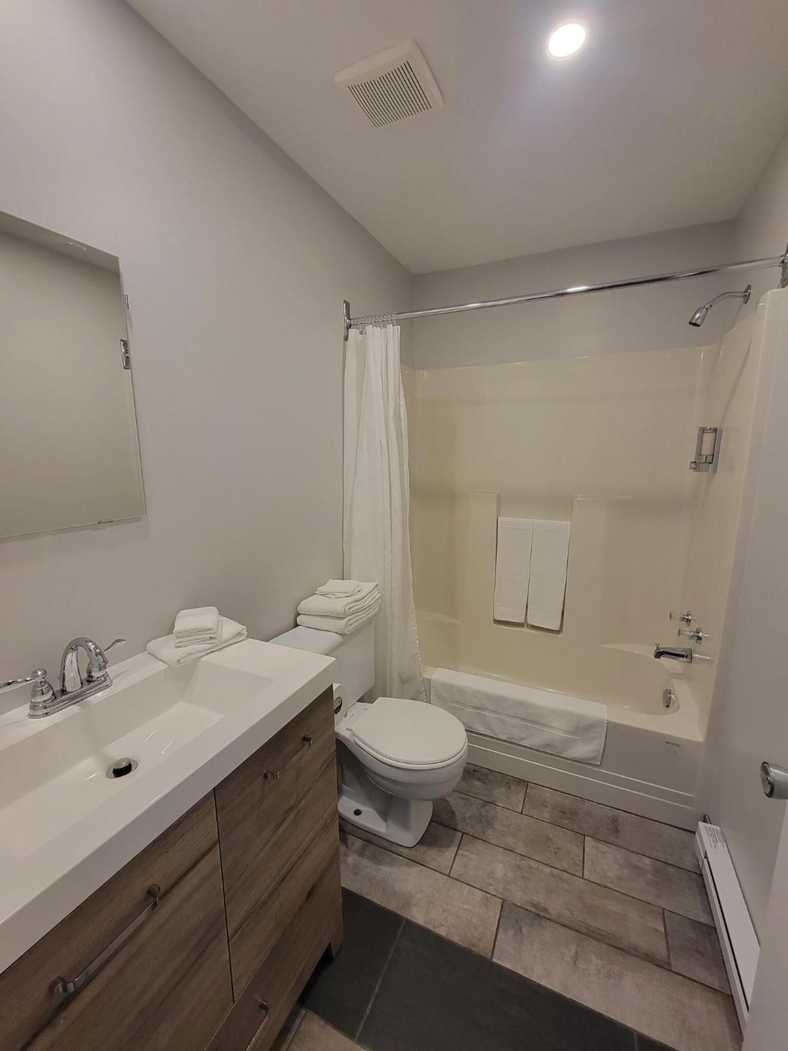 Ein modernes Badezimmer mit Waschbecken, Toilette und Dusche.
