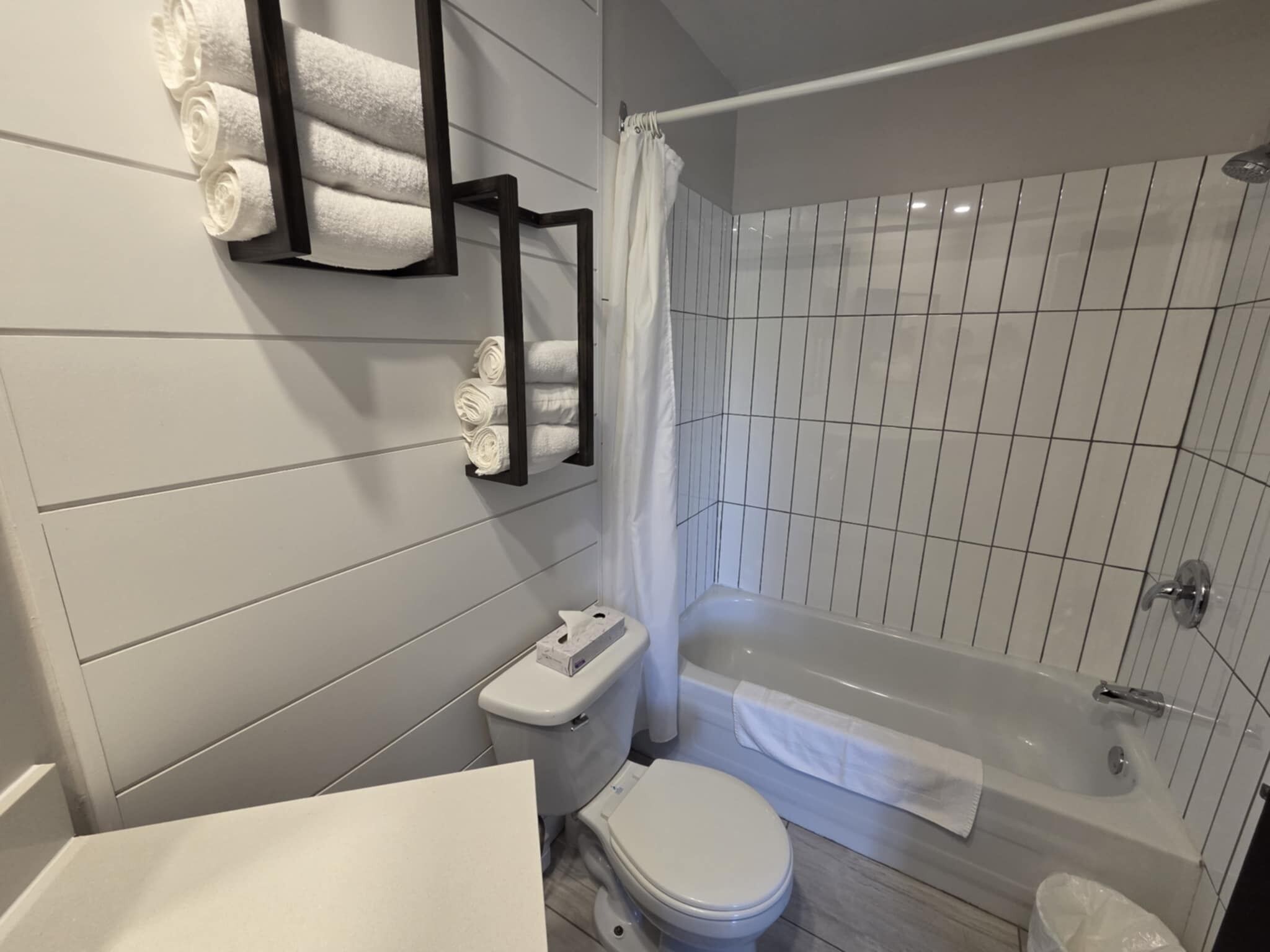 Un baño moderno con inodoro, lavamanos y bañera.