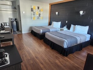 Escritorio, cortinas blackout y sistema de insonorización 