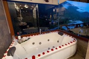 Suite de lujo, 1 habitación, torre | Tina de hidromasaje privada