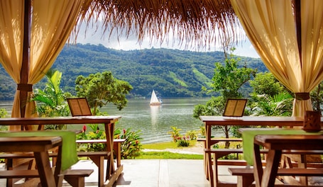 Breakfast, lunch and dinner served . Sauce Lodge Laguna Azul