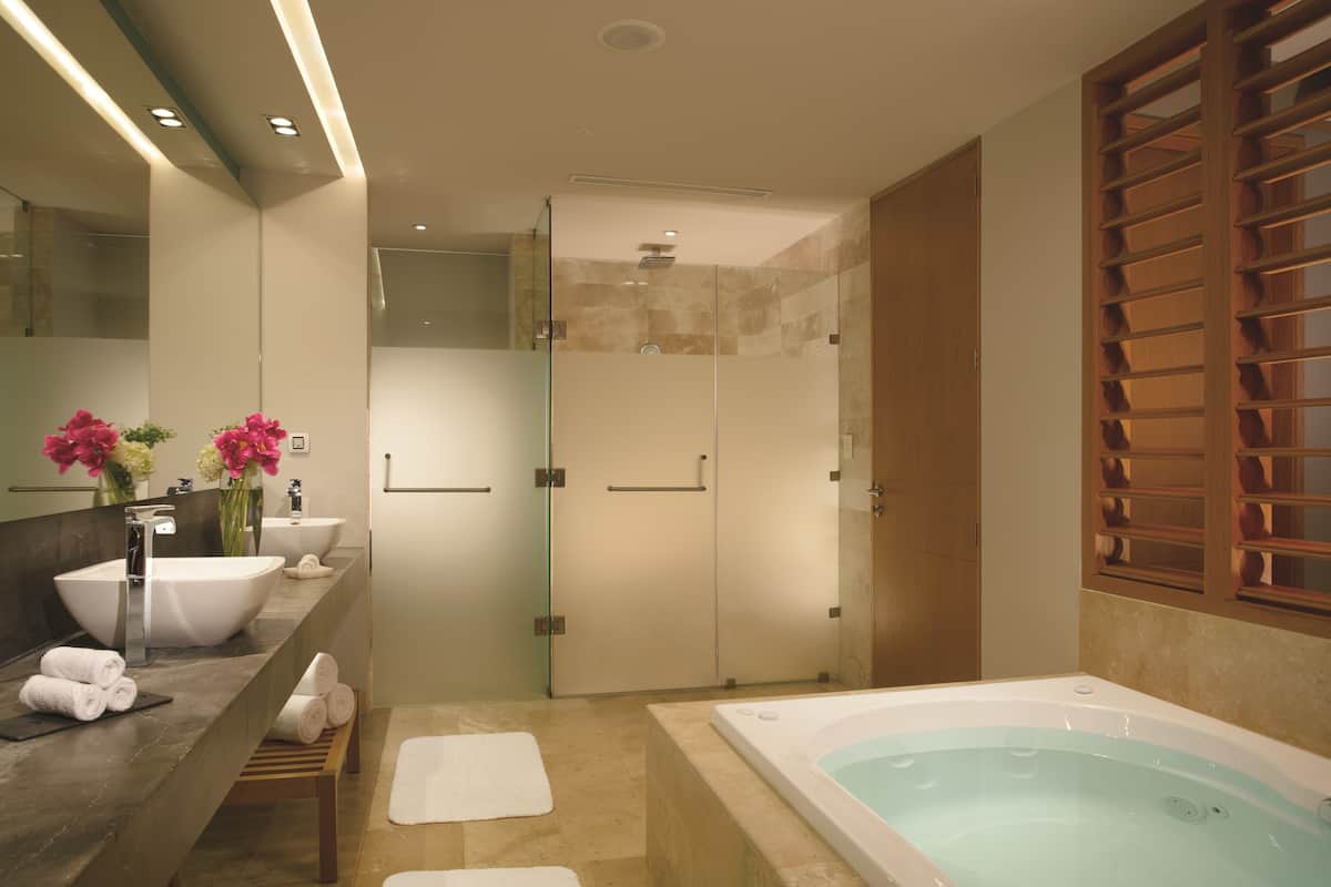 1 bedroom, premium bedding, in-room safe, desk