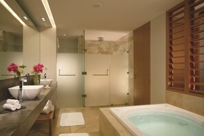 Hochwertige Bettwaren, Zimmersafe, Schreibtisch