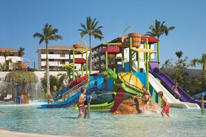 3 outdoor pools, pool umbrellas, sun loungers
