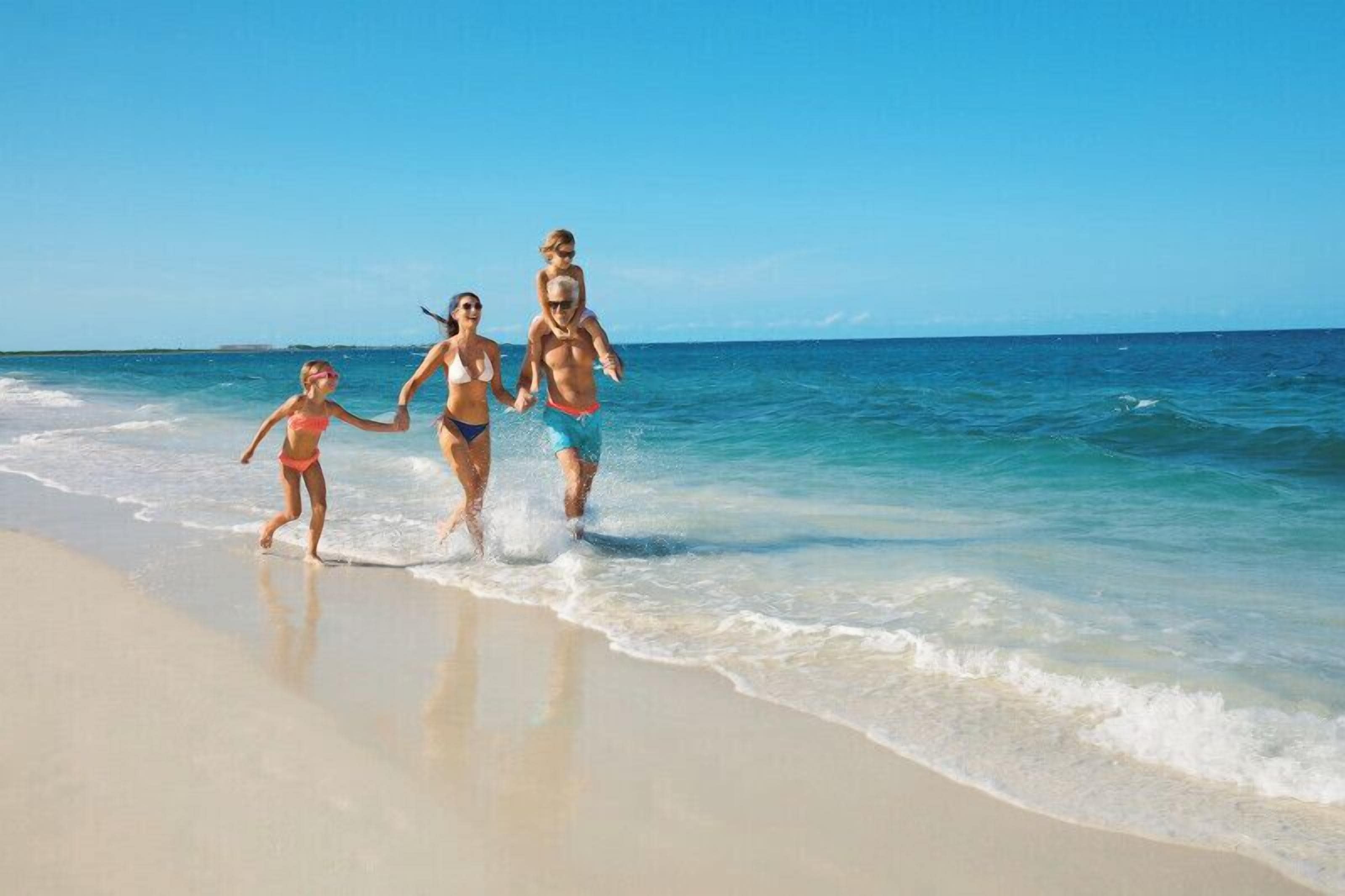 Playa privada, playa de arena blanca, camastros y sombrillas 