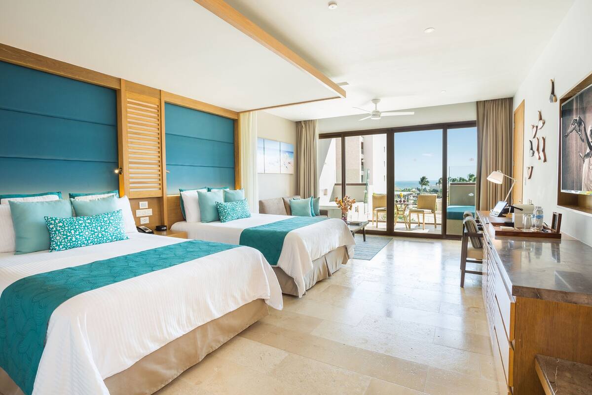 Premium bedding, in-room safe, desk, laptop workspace