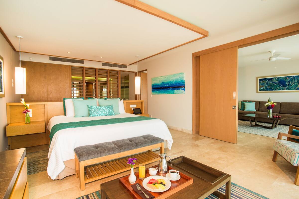 Premium bedding, in-room safe, desk, laptop workspace
