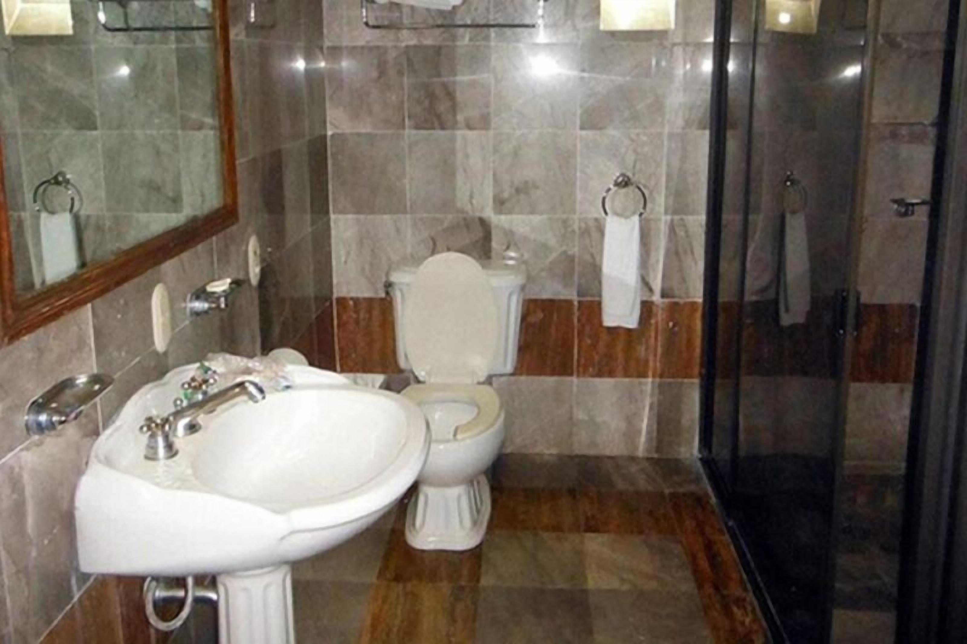 Ein Badezimmer mit Waschbecken, Toilette und Dusche.