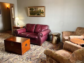 Suite Premium | Zona de estar | Televisión de pantalla plana de 55 pulgadas con canales por cable