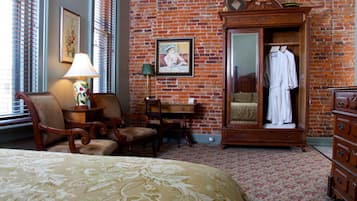 Spa Suite, Jetted Tub (Historic) | 1 개의 침실, 오리/거위털 이불, 미니바, 각각 다른 스타일의 인테리어