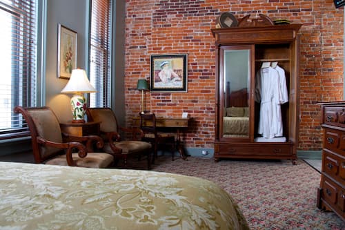 Spa Suite, Jetted Tub (Historic) | 羽毛の掛け布団、ミニバー、客室ごとに異なる装飾、客室ごとに異なるインテリア