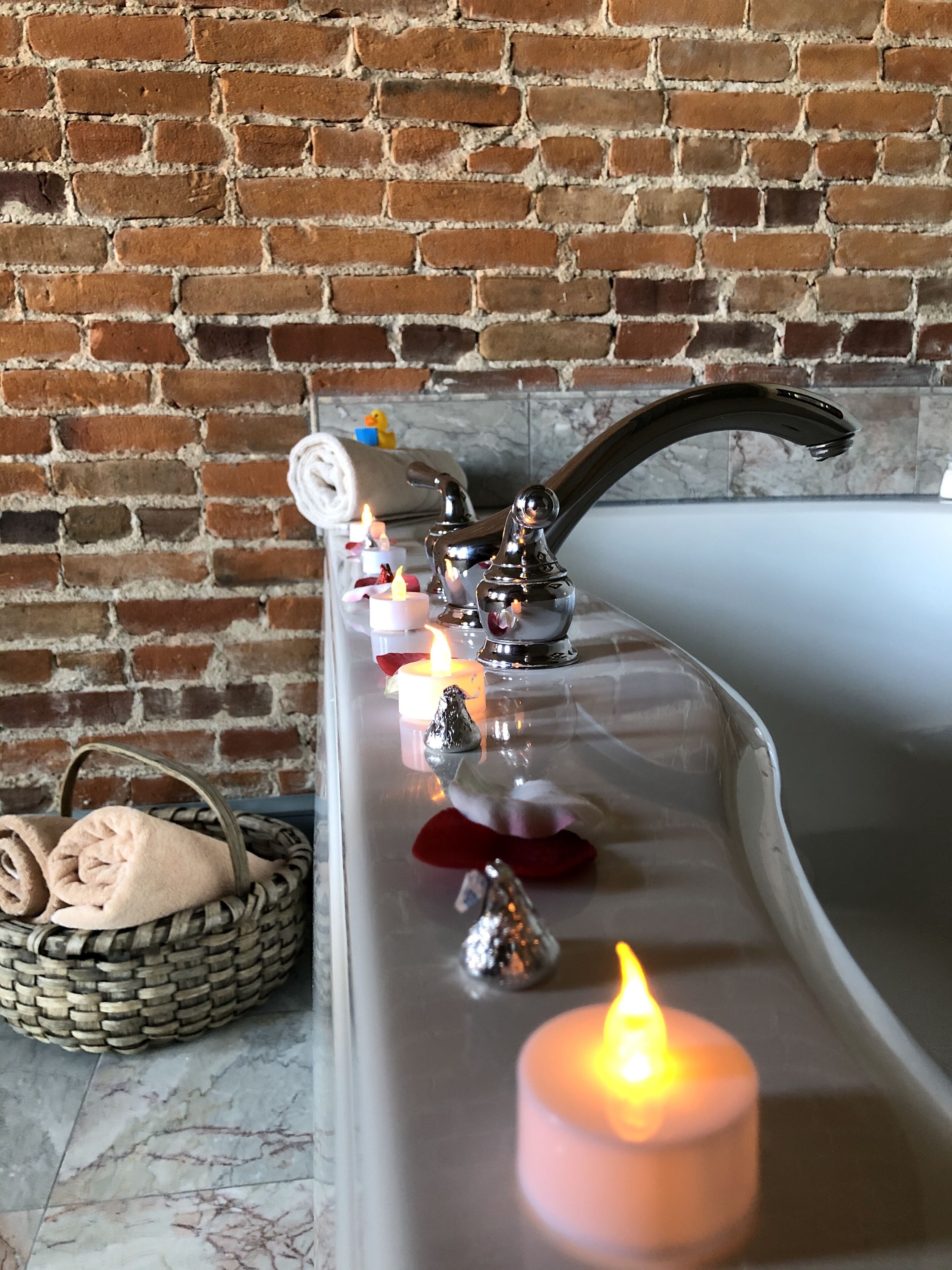 spa suite, jetted tub (historic) | champagne service