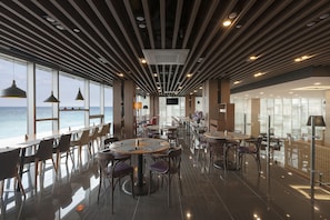 Daily buffet breakfast (KRW 23000 per person)