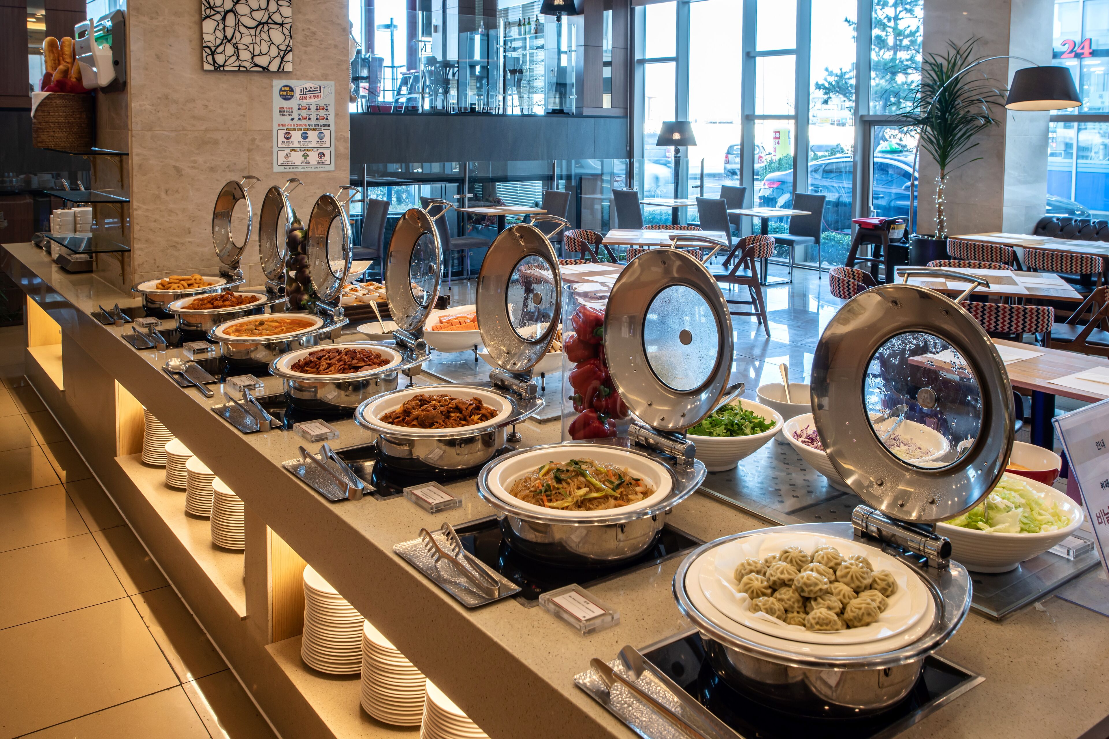 供應早餐、午餐和晚餐，海景