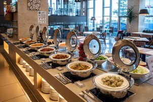 供应早餐、午餐和晚餐，海景