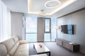 Suite, Ocean View | Living area