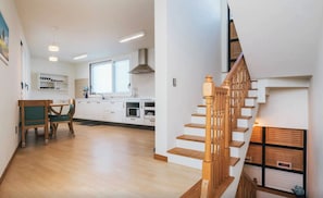 Full-sized fridge, microwave, stovetop, electric kettle - Naezip in Jeju (Seogwipo)