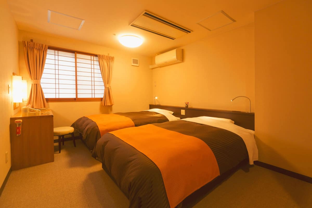 standard twin room | in-room safe, free wifi, bed sheets