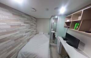 Basic-Doppelzimmer, eigenes Bad, Stadtblick | Schreibtisch, kostenloses WLAN