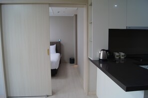 Caja de seguridad en la habitación y escritorio