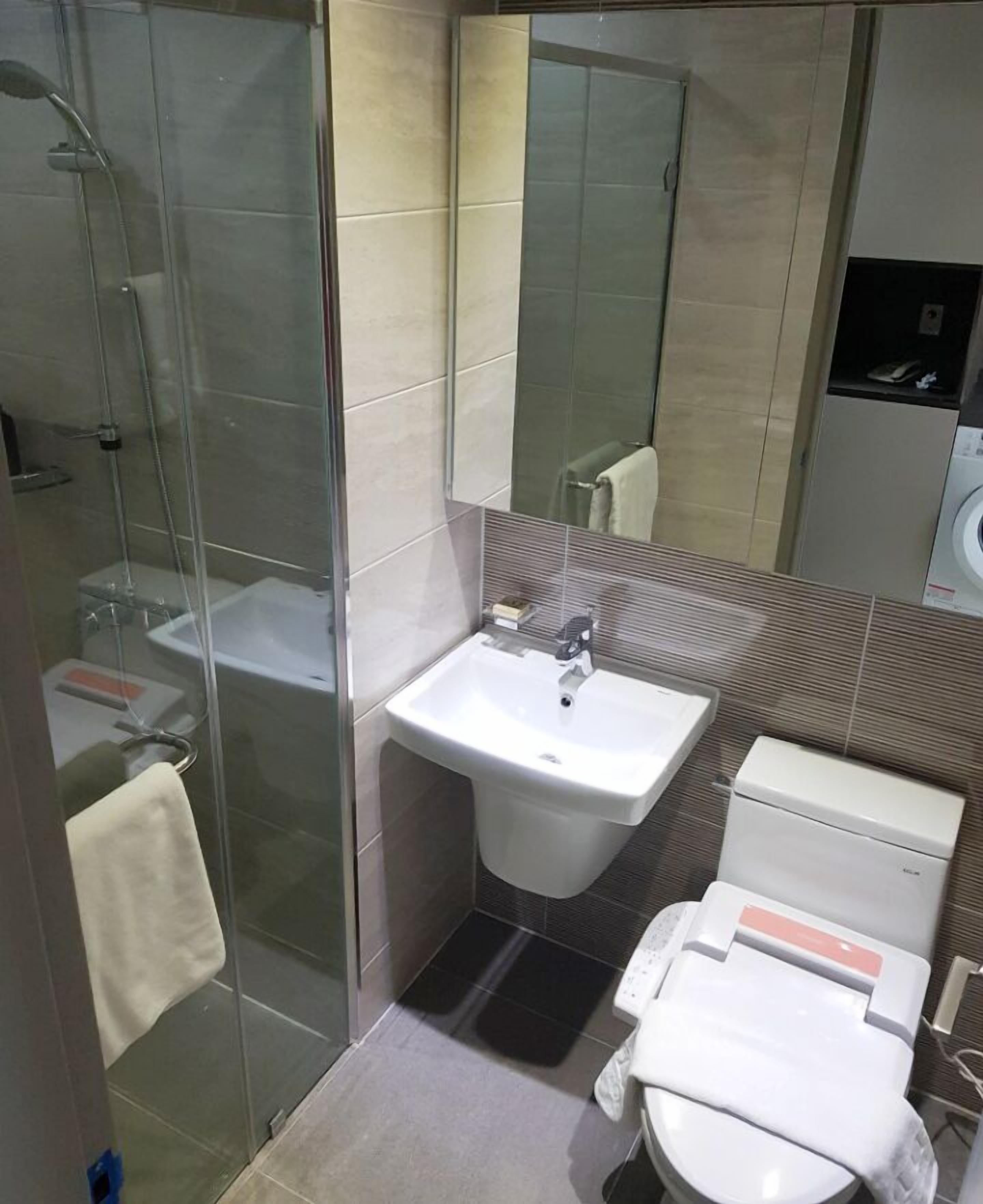 shower, free toiletries, hair dryer, bidet