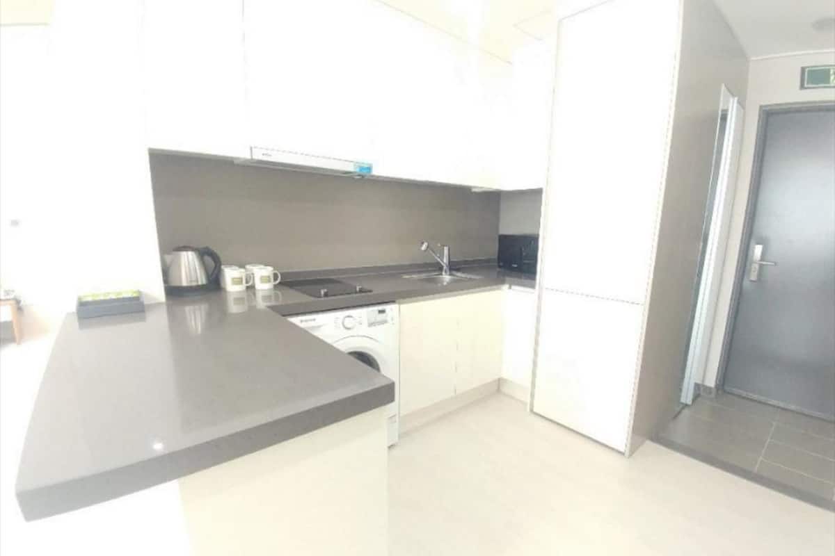 suite | private kitchen | fridge, microwave, electric kettle
