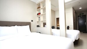 A hotel room with two beds, a large mirror, and a built-in shelf with decorative items. - Am Hotel (Pyeongchang)